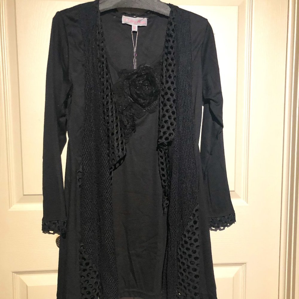 COPY - Pretty Angel tunic top w/ lace accent & floral front applique Size S & L